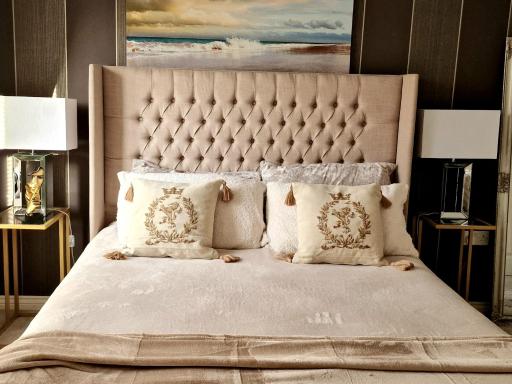 Large Room With ensuite and king bed - Housity