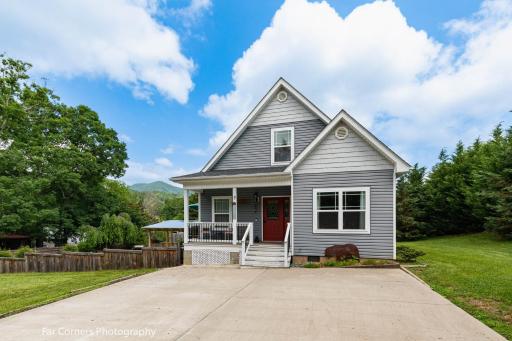 Mama Bears Blue Bungalow - Housity
