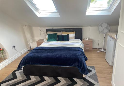 Spacious loft space with private en-suite bathroom - Housity