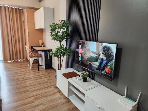 81 Newport C5 10i Balcony & Pool across NAIA T3 - Housity