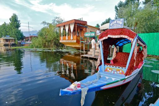 Green view group of houseboats - Housity