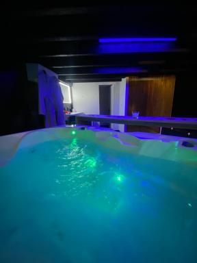 Mieuxqualhotel jacuzzi privatif La retro - Housity