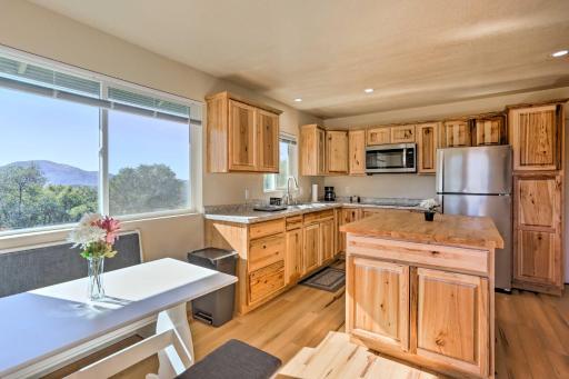 Oakhurst Duplex about 13 Mi to Yosemite National Park! - Housity