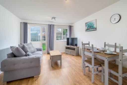 Crawley Atkinson Pet Friendly 1-Bedroom Apartment - Housity