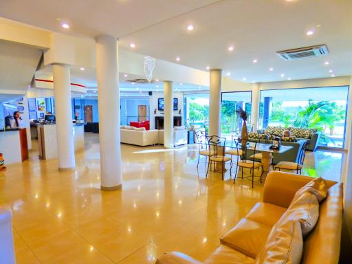 Beachfront De La Costa Hotel - Housity