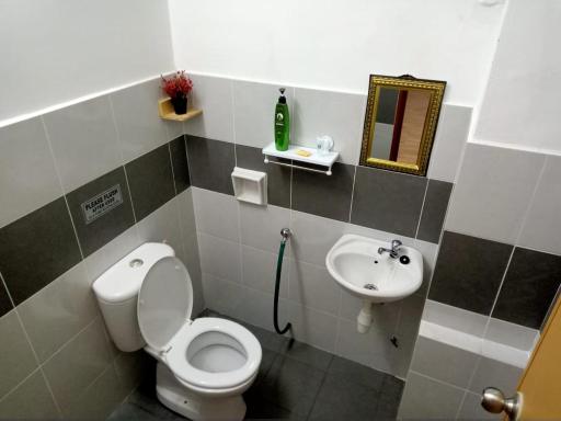 Homestay Camelia Kuala Terengganu Houses 3 Room 2 Bathroom - Near Batu Buruk Beach , Drawbridge, Pasar Payang, KTCC Mall & Hospital HSNZ - Housity