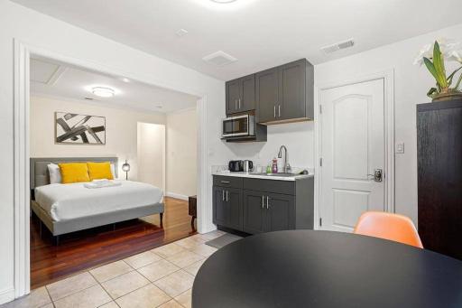 Lovely Relaxing Private 2BR House or Studio Near Westlake - Housity