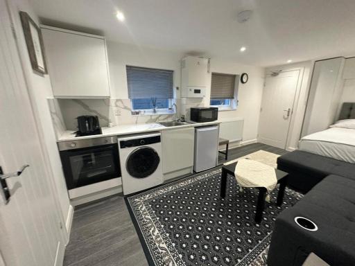Centrally located private studio flat in Luton - Housity