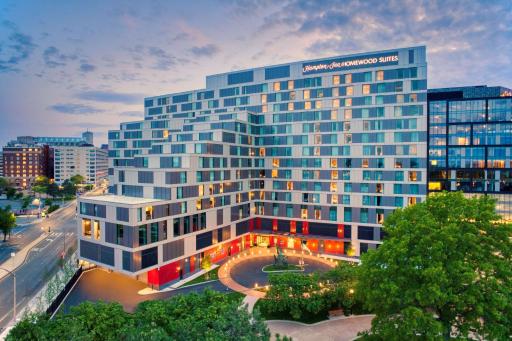 Hampton Inn Boston Seaport District - Housity