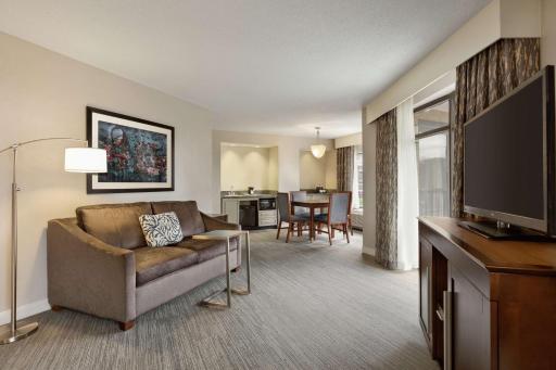 Hampton Inn & Suites Nashville-Downtown - Housity