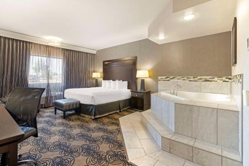 Best Western Plus Midwest Inn - Housity