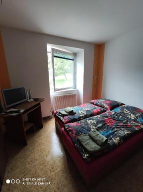 garsonka u Luďu - Housity