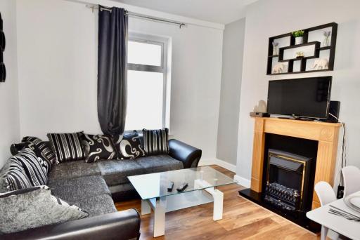 Come on in Lucas Street Newport Train Station Sleep upto 8 - Hizvo
