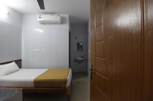 JKS DELUXE LODGE - Housity