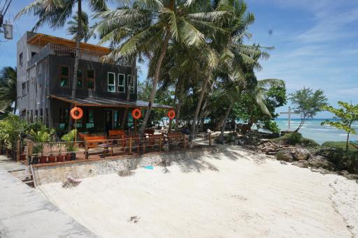 L Cafe Restobar & Lyn's Guest House - Housity