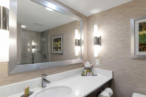 DoubleTree by Hilton Hotel Jacksonville Airport - Housity