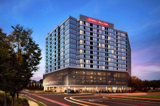 Hampton Inn & Suites Teaneck/Glenpointe - Housity