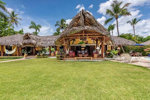 Luxurious & Spacious Beach Villa - El Sosiego - Housity
