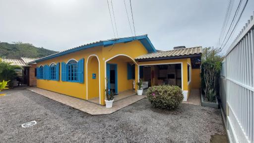 Casa 300m da praia com lindo jardim! - Housity