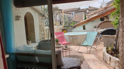 Maison avec Jacuzzi et terrasse sur les toits - Housity