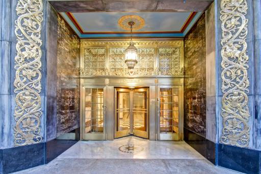Hampton Inn and Suites Cincinnati - Downtown - Housity