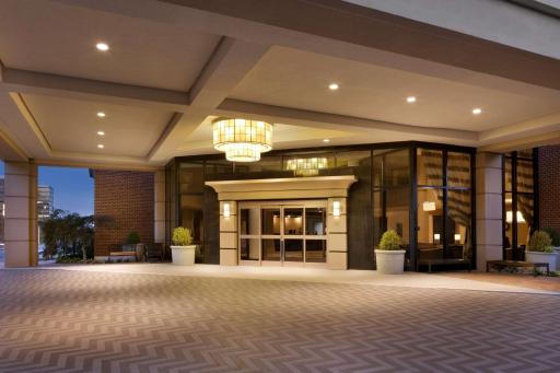 DoubleTree by Hilton McLean Tysons - Housity