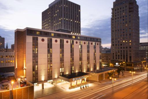 DoubleTree by Hilton Milwaukee Downtown - Housity