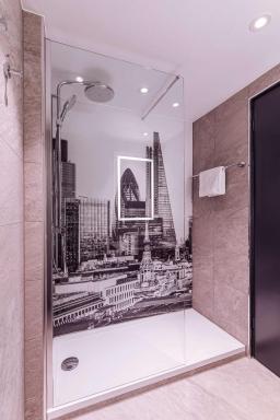 Radisson RED London Heathrow - Housity