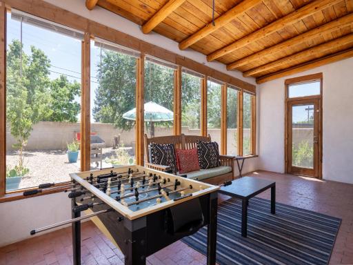 Kiva Cottage, 2 Bedrooms, Upgraded, WiFi, Patio, Fireplace, Sleeps 6 - Housity