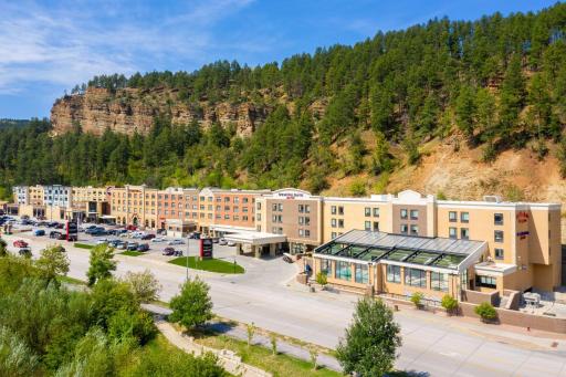 DoubleTree by Hilton Deadwood at Cadillac Jack's - Housity