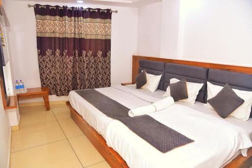 Hotel The Elegance - Housity