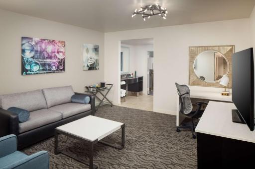 DoubleTree Suites by Hilton Hotel Detroit Downtown - Fort Shelby - Hizvo