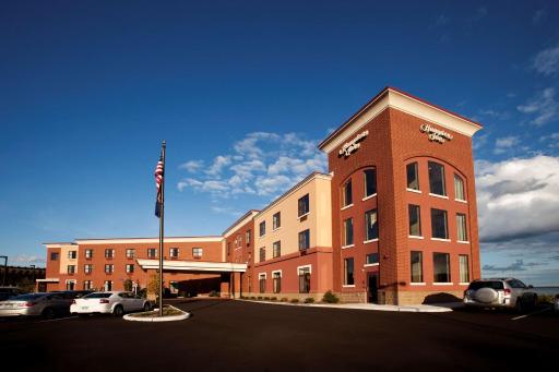 Hampton Inn Marquette-Waterfront - Housity
