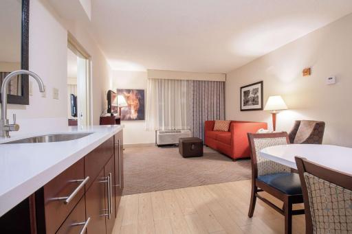Hampton Inn & Suites Williamsburg-Richmond Road - Housity