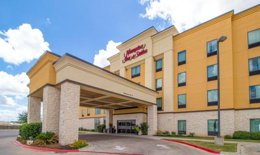 Hampton Inn & Suites Bastrop - Housity