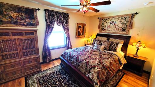The Sovereign Suite - Cozy And Convenient With Home Theater - Housity