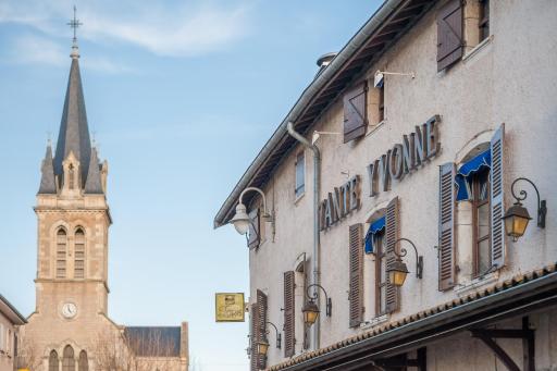 Logis Hôtel Tante Yvonne & son restaurant semi-gastronomique - Lyon Nord - Housity