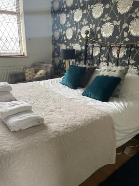 King size bed & en suite rolled top bath private lane - Housity