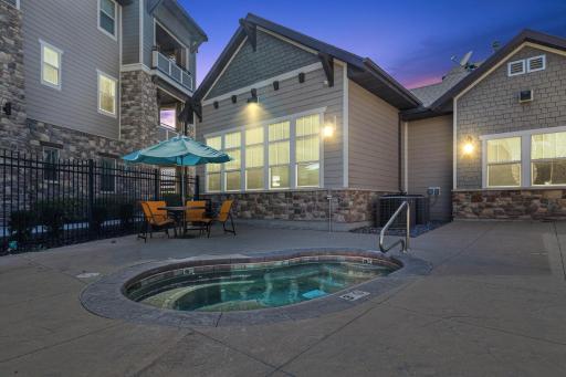 Butterfly themed Kings Apartment with private garage & access to Lux hot tub, BBQ & Gym - Housity