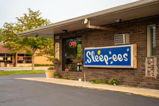 Sleep-ees Inn - Housity