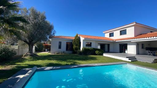Villa 4faces 180 m2 habitables sur 950 m2 de jardin, salon salle à manger cuisine ouverte 70 m2 , cuisine d été couverte, terrasse 80 m2, piscine 10 m par 4 m, 1 chambre parentale 3 chambres,2 salles de bains - Housity