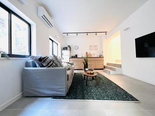 Florentine modern apartment with cool private terrace - Housity