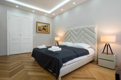 Charming 2-Room Apartment with Balcony, 15 Min to Center - Housity