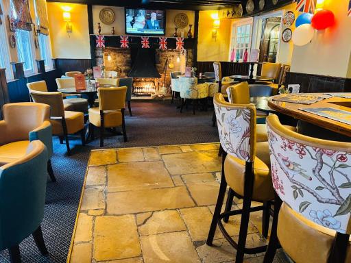 Crown & Cushion Hotel - Housity