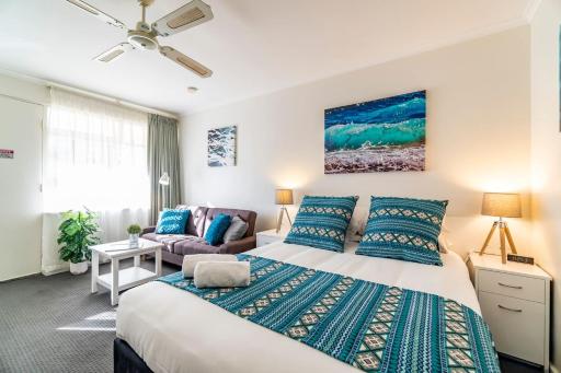 Glenelg Central Studio Aqua - Housity