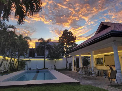 Book 1 take 2 villas - Jay's villa 1 Timog - Housity
