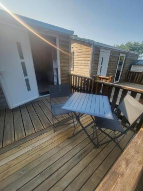 Chambre familiale 50-1 dans une partie du mobil-home au camping - Housity