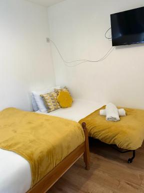 Langdale House - Group Stays Contractors & Families Long or Short Stay - 4 Rooms 5 Beds 3 bathrooms Kitchen, FREE Wi-Fi & Parking - Housity