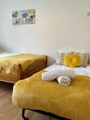 Langdale House - Group Stays Contractors & Families Long or Short Stay - 4 Rooms 5 Beds 3 bathrooms Kitchen, FREE Wi-Fi & Parking - Housity