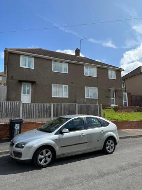 Langdale House - Group Stays Contractors & Families Long or Short Stay - 4 Rooms 5 Beds 3 bathrooms Kitchen, FREE Wi-Fi & Parking - Housity